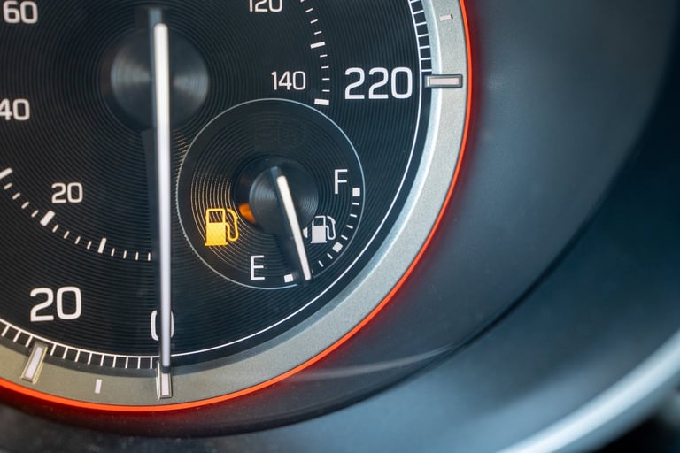 Auto dashboard met brandstofalarm